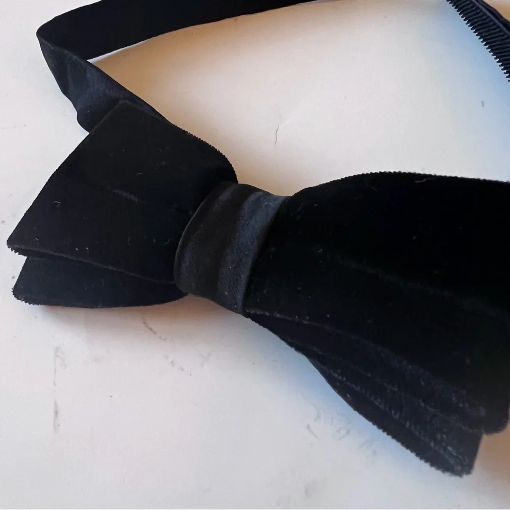 NORDSTROM FAMILY MOMENTS BOYS VELVET PRE-TIED BOW TIE BLACK OS ADJUSTABLE NEW